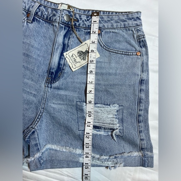 Easel Women's Mid-Rise Washed Denim Distress Shorts, Size Large - Picture 7 of 10